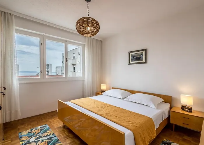 Apartment Issa & Sea View